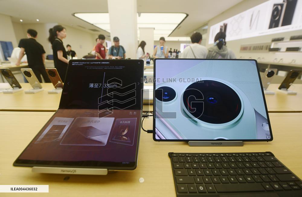 World First Huawei HarmonyOS Foldable Computer MateBook