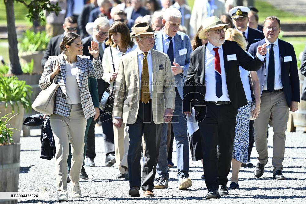 THE KING AND THE CROWN PRINCESS ON THE WWF EXCURSION