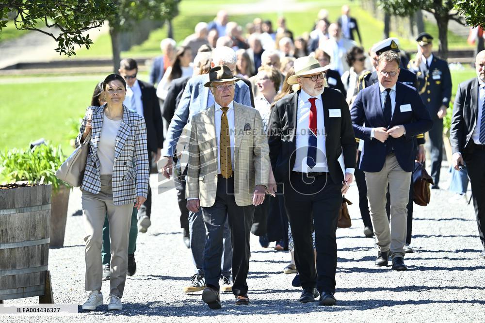 THE KING AND THE CROWN PRINCESS ON THE WWF EXCURSION