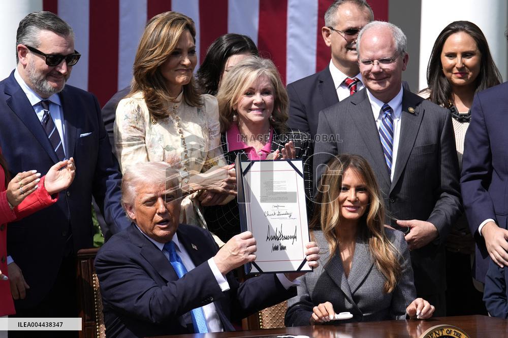 Donald Trump signs Take It Down Act - Washington