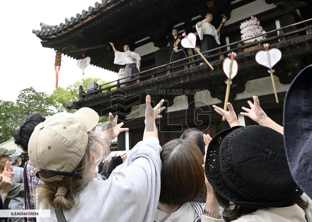 Fan-throwing ceremony at western Japan temple