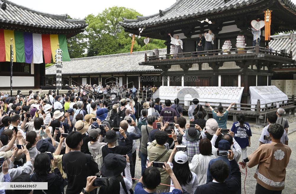 Fan-throwing ceremony at western Japan temple