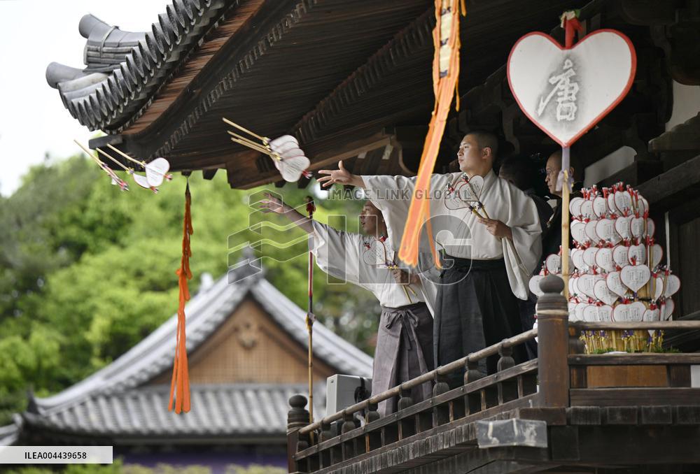 Fan-throwing ceremony at western Japan temple
