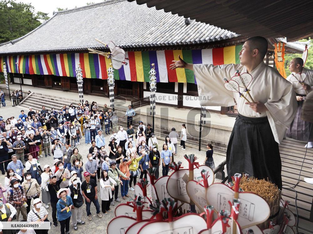 Fan-throwing ceremony at western Japan temple