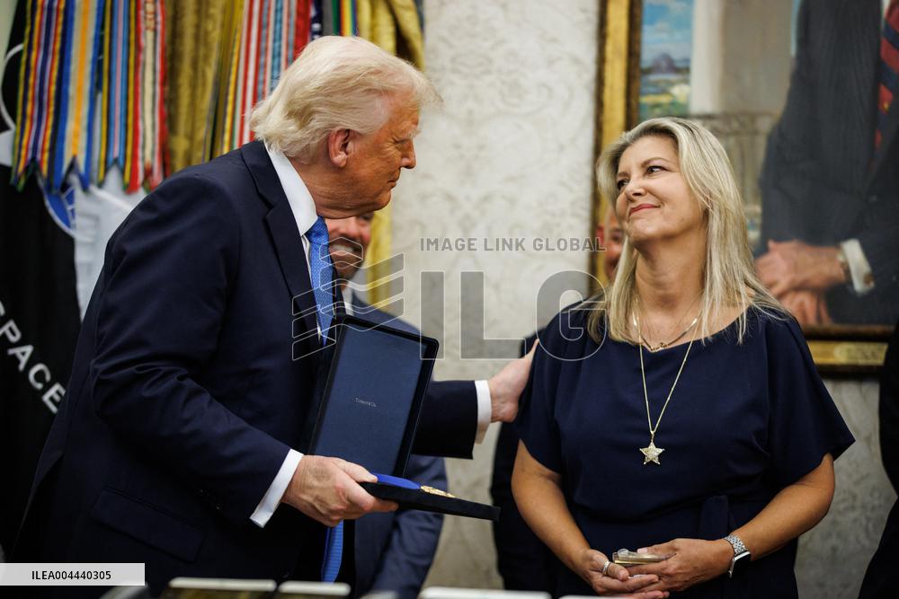 Trump Hosts Families of Fallen Officers, Announces Russia-Ukraine Peace Talks