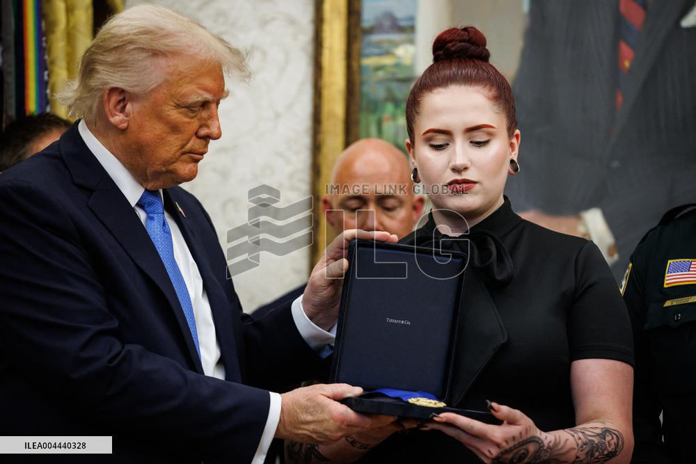 Trump Hosts Families of Fallen Officers, Announces Russia-Ukraine Peace Talks