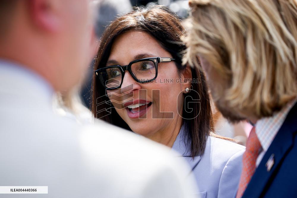 Trump Hosts Families of Fallen Officers, Announces Russia-Ukraine Peace Talks