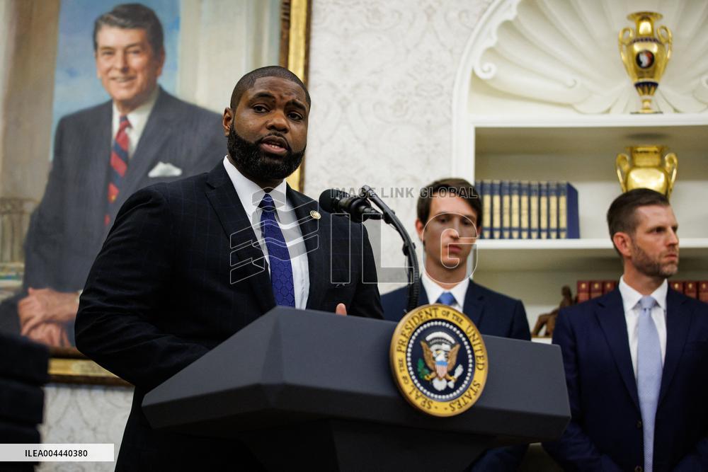 Trump Hosts Families of Fallen Officers, Announces Russia-Ukraine Peace Talks