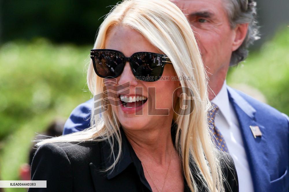 Trump Hosts Families of Fallen Officers, Announces Russia-Ukraine Peace Talks