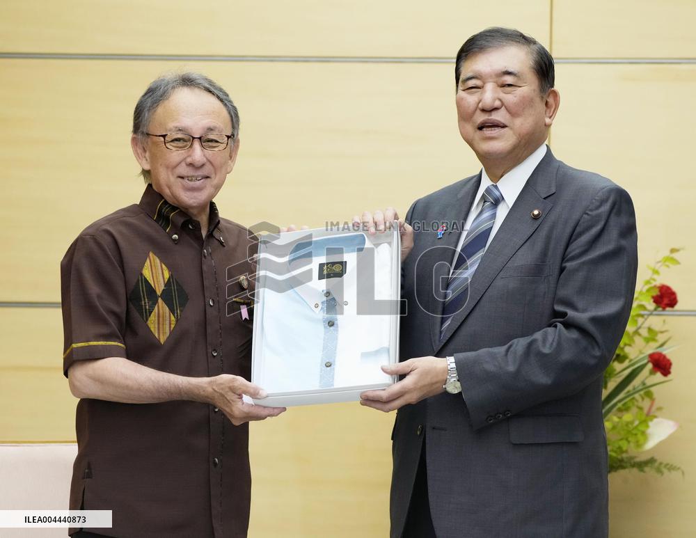Okinawa governor gives "kariyushi" shirt to Japan PM Ishiba