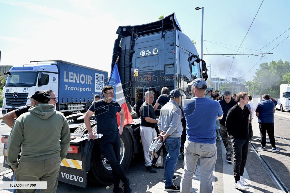 Demonstration of Angry Showmen - Strasbourg