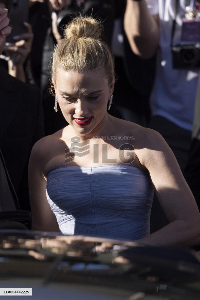 Cannes Scarlett Johansson, Colin Jost leave Hotel Marriott MP