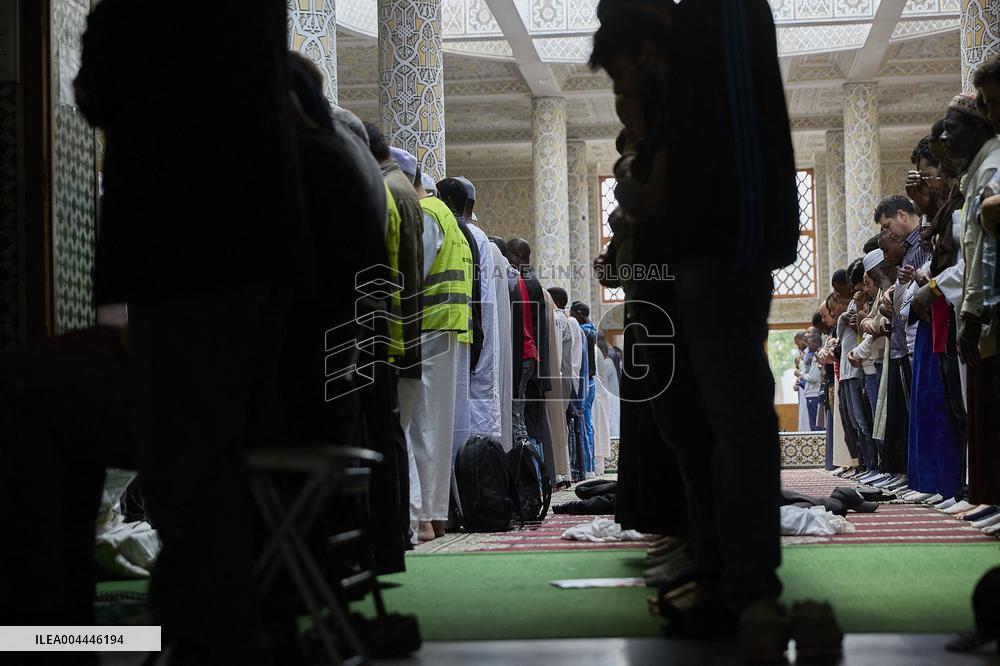 Illustration - Prayer Day at a Paris Mosque
