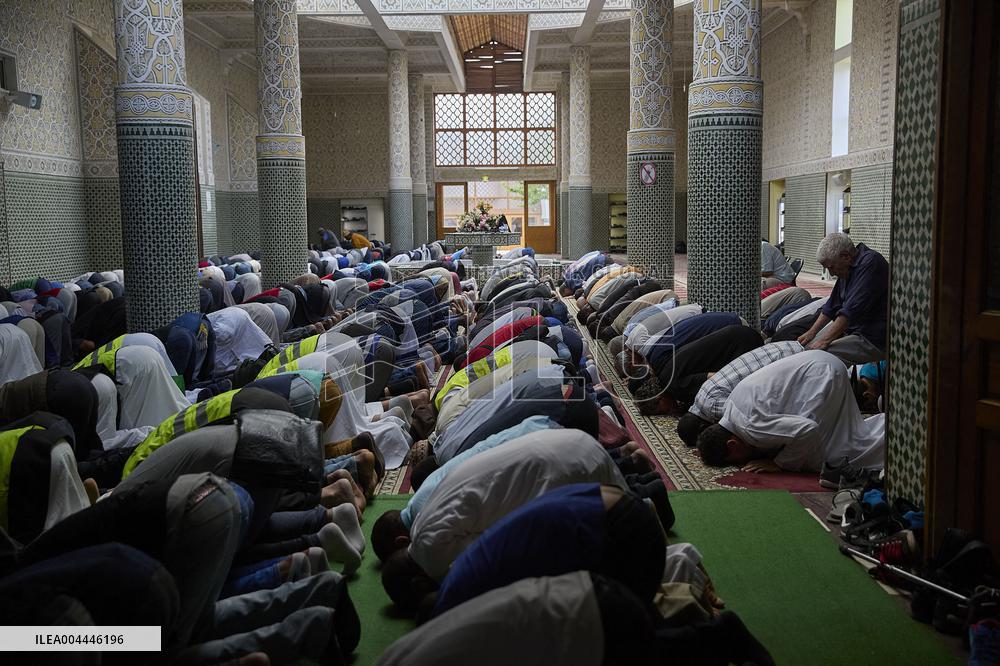 Illustration - Prayer Day at a Paris Mosque