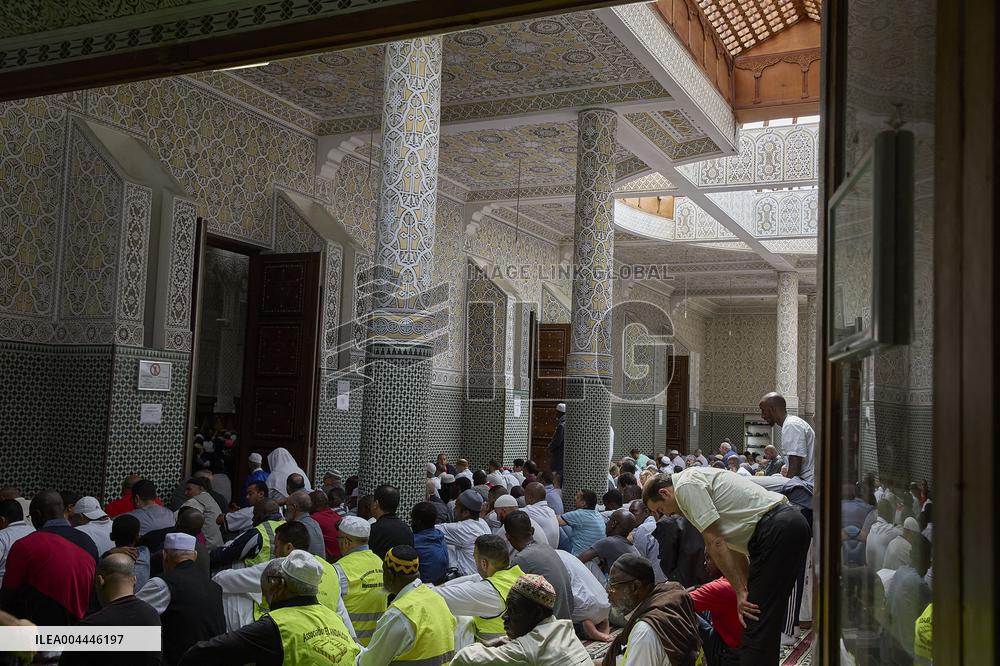 Illustration - Prayer Day at a Paris Mosque