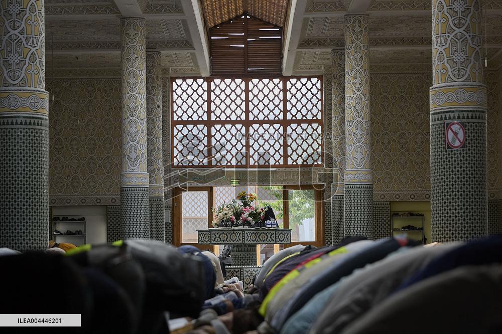 Illustration - Prayer Day at a Paris Mosque