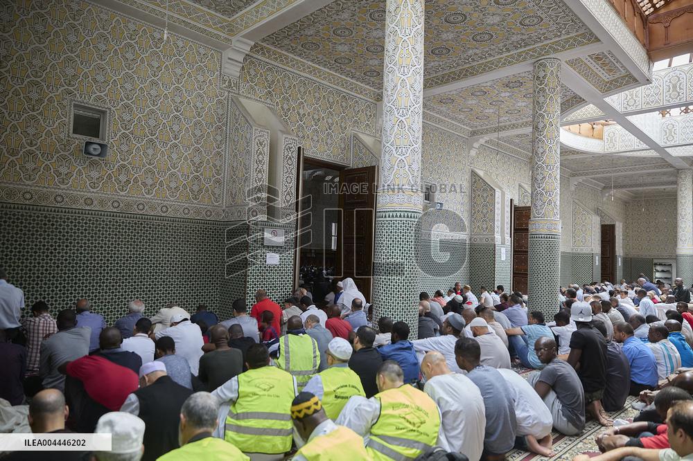 Illustration - Prayer Day at a Paris Mosque