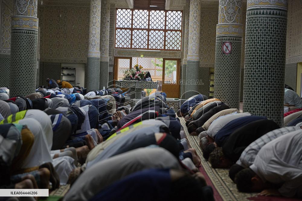 Illustration - Prayer Day at a Paris Mosque