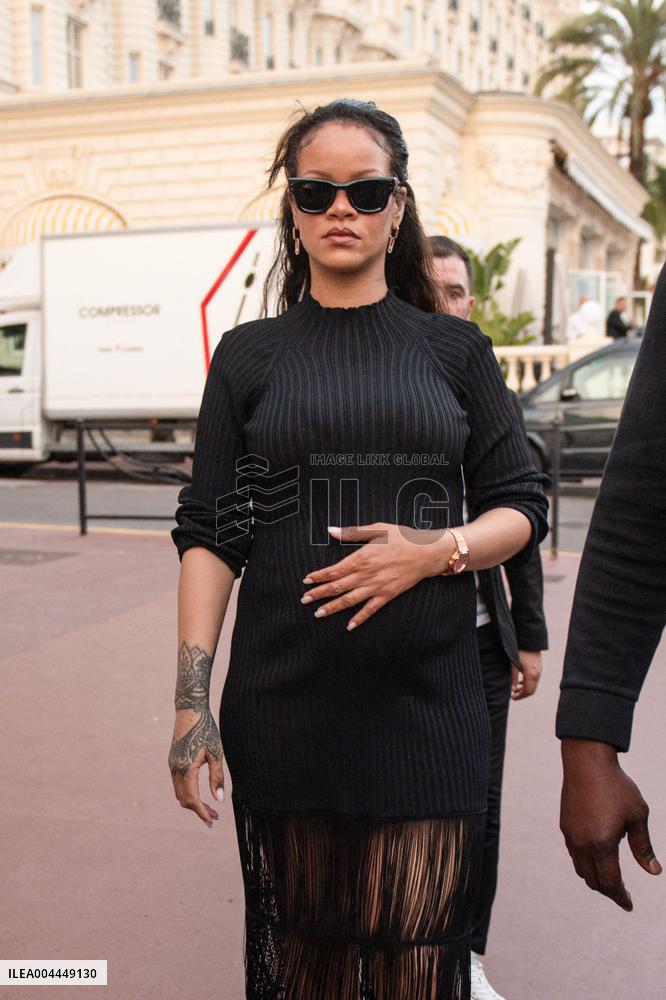 Cannes - Pregnant Rihanna On The Croisette