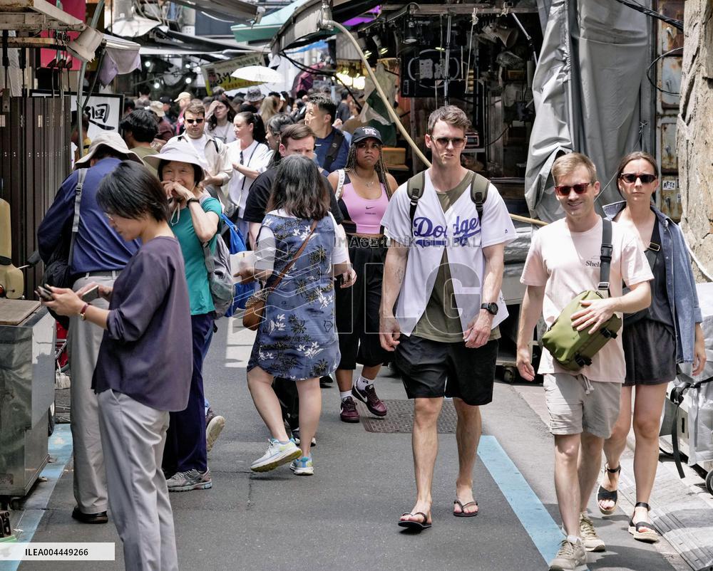 Foreign tourists hit record high in April