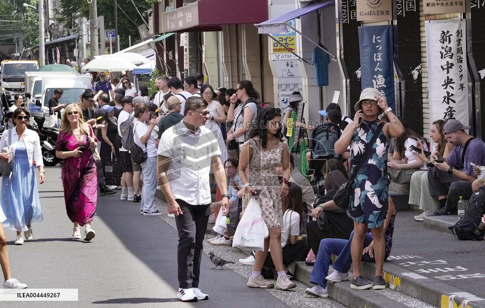 Foreign tourists hit record high in April