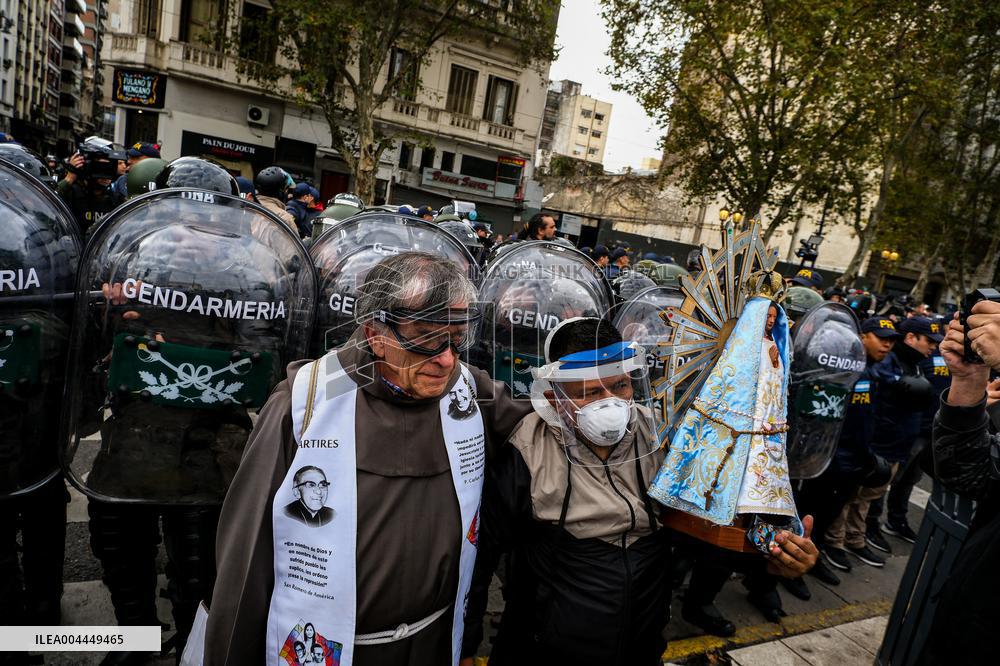 Pensioners Protest Against Milei s Austerity Measures - Buenos Aires