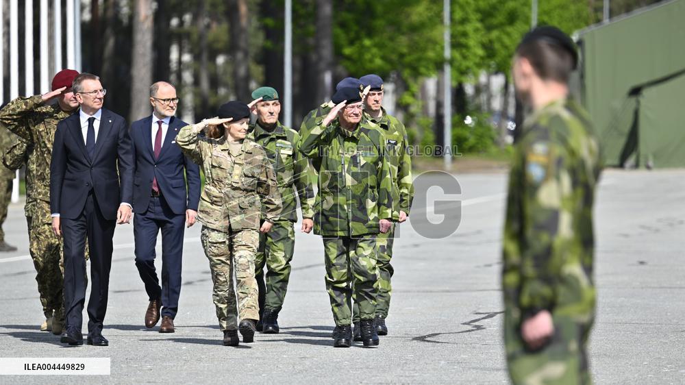THE KING VISITS SWEDISH NATO SOLDIERS IN LATVIA