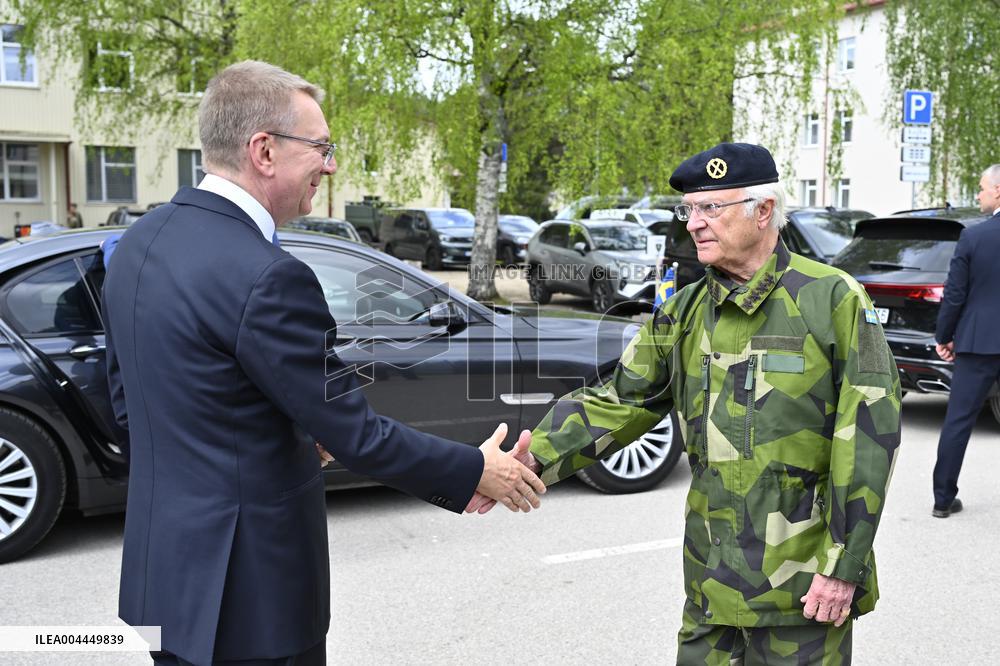 KING CARL GUSTAF VISITS SWEDISH NATO SOLDIERS