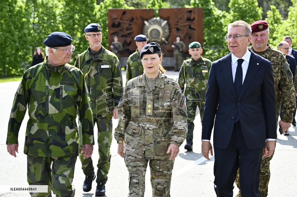 KING CARL GUSTAF VISITS SWEDISH NATO SOLDIERS