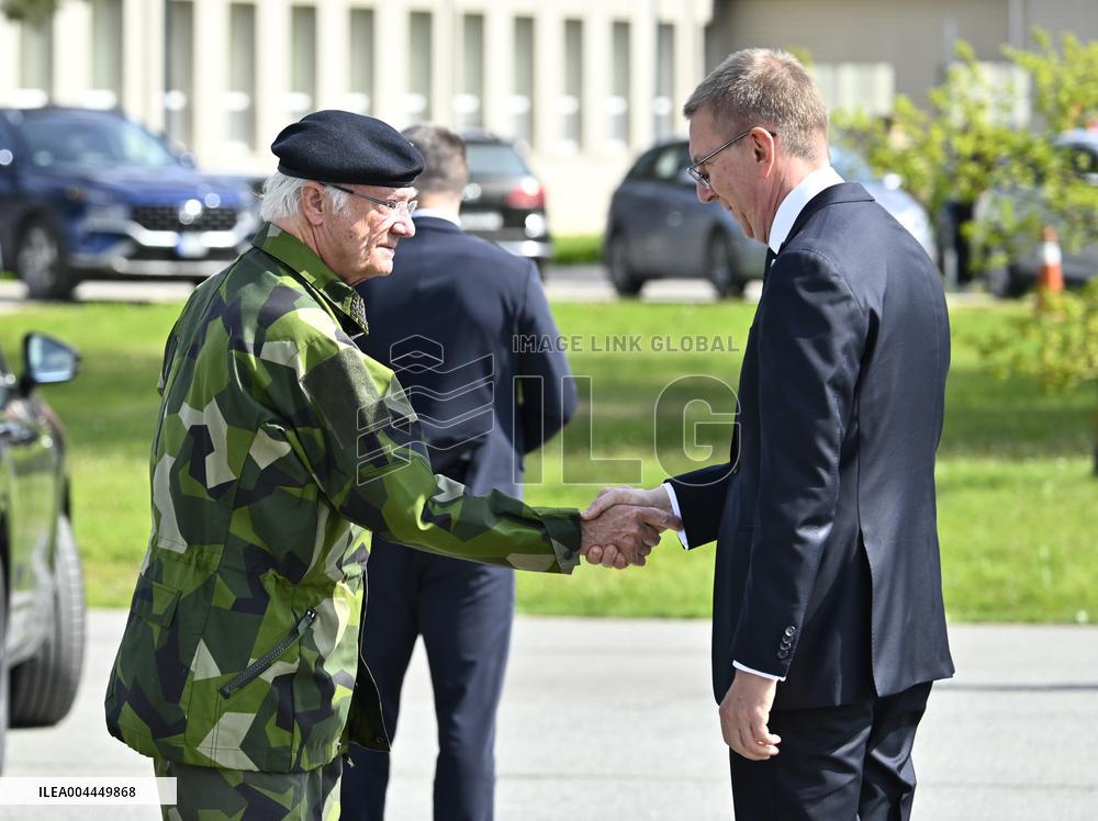 KING CARL GUSTAF VISITS SWEDISH NATO SOLDIERS