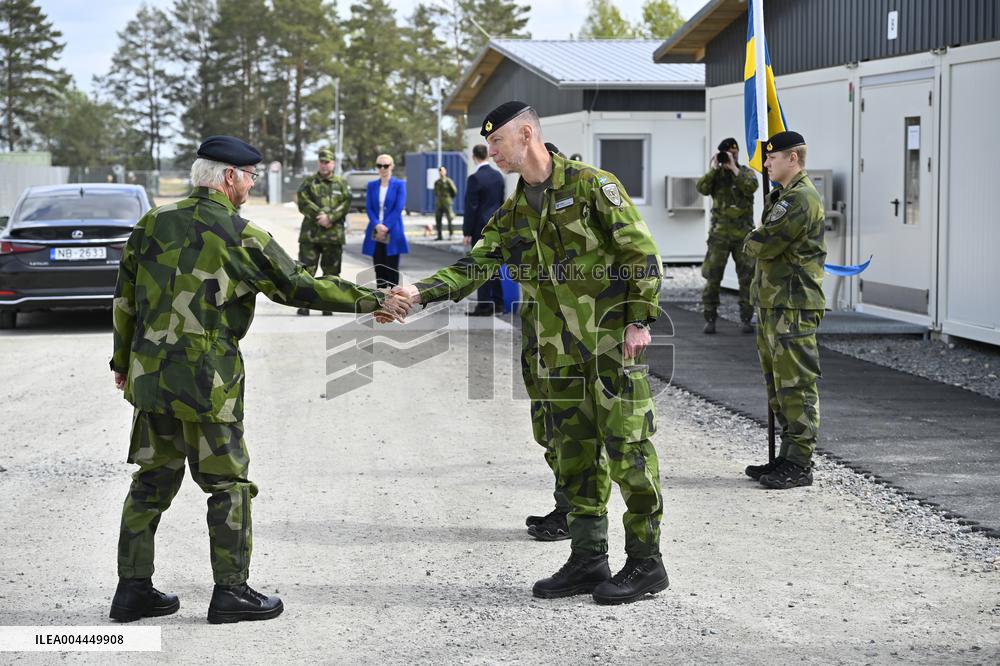 THE KING VISITS SWEDISH NATO SOLDIERS IN LATVIA