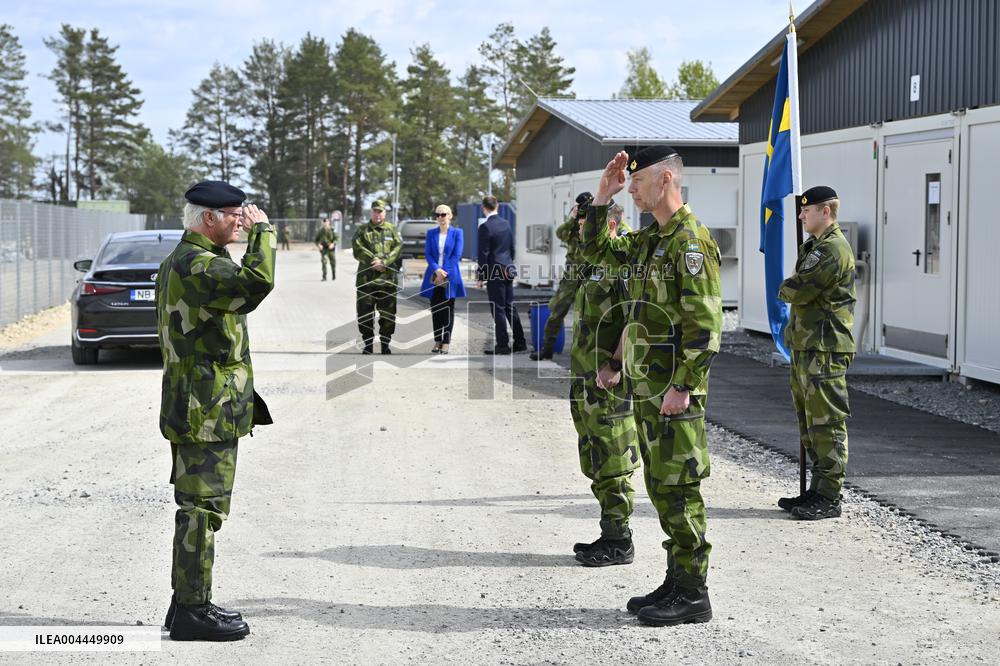 THE KING VISITS SWEDISH NATO SOLDIERS IN LATVIA