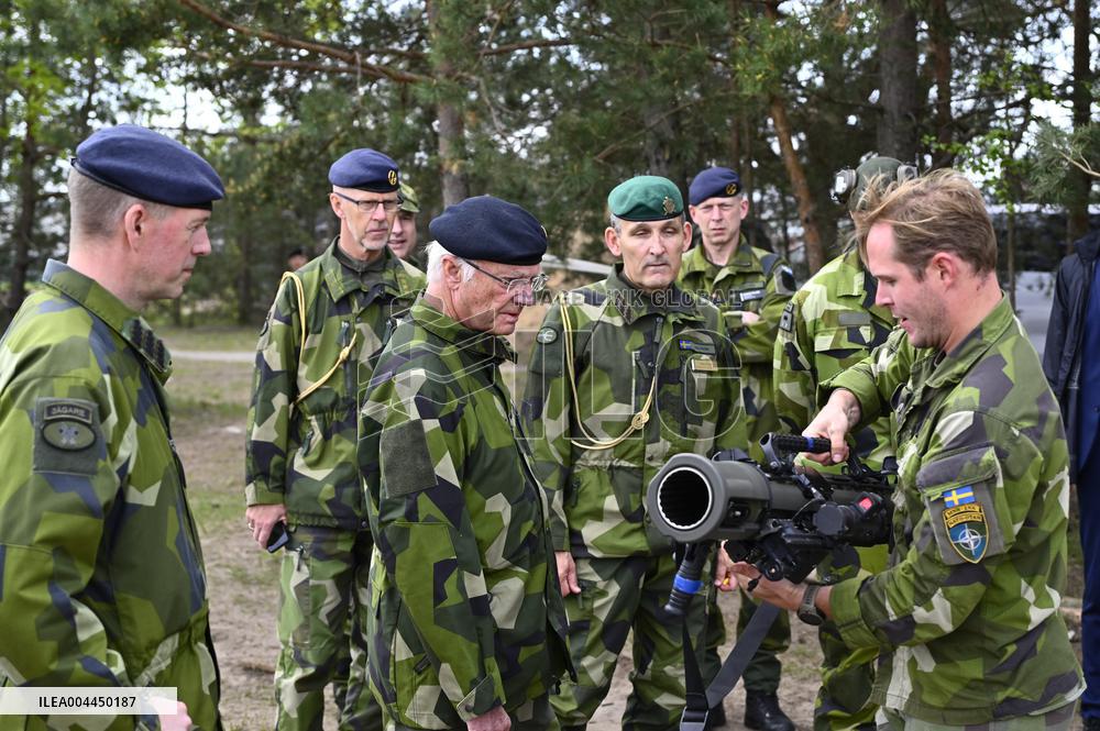 KING CARL GUSTAF VISITS SWEDISH NATO SOLDIERS
