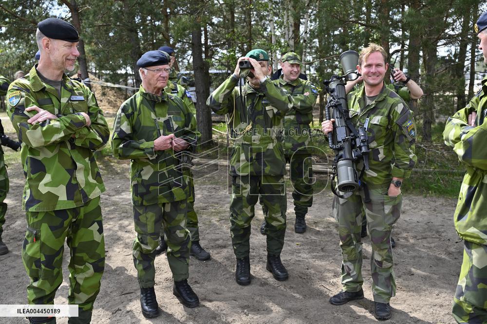 KING CARL GUSTAF VISITS SWEDISH NATO SOLDIERS