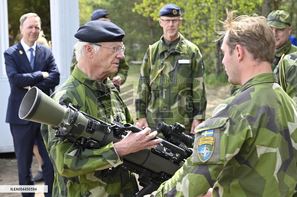 KING CARL GUSTAF VISITS SWEDISH NATO SOLDIERS