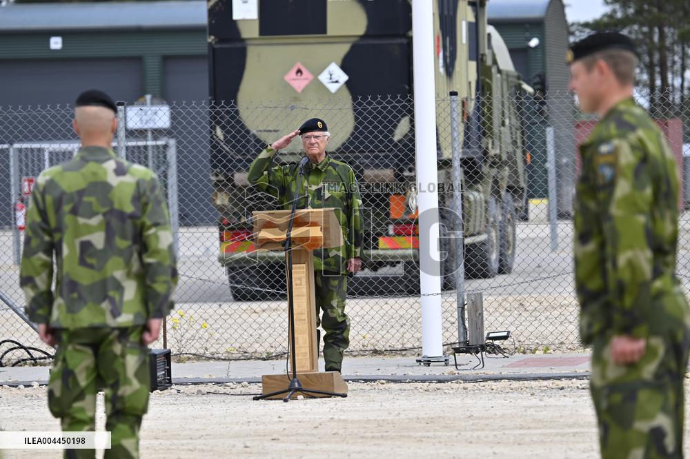 KING CARL GUSTAF VISITS SWEDISH NATO SOLDIERS
