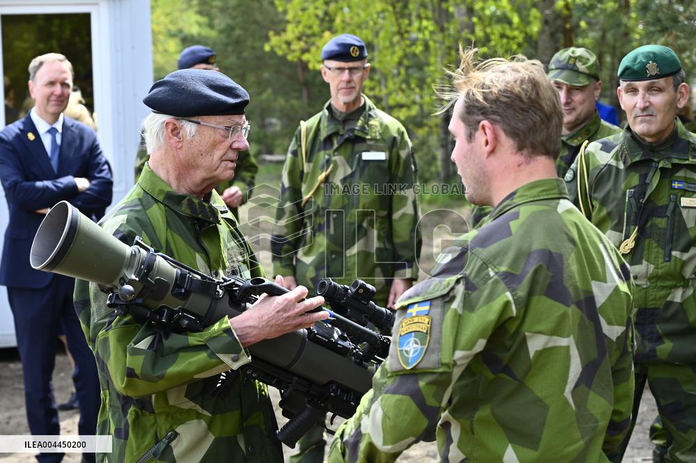 KING CARL GUSTAF VISITS SWEDISH NATO SOLDIERS