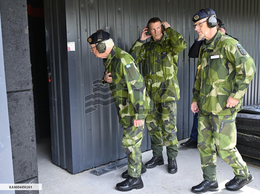 KING CARL GUSTAF VISITS SWEDISH NATO SOLDIERS