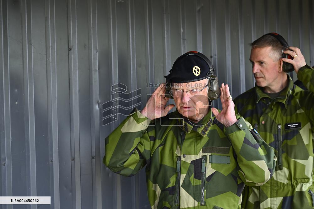 KING CARL GUSTAF VISITS SWEDISH NATO SOLDIERS