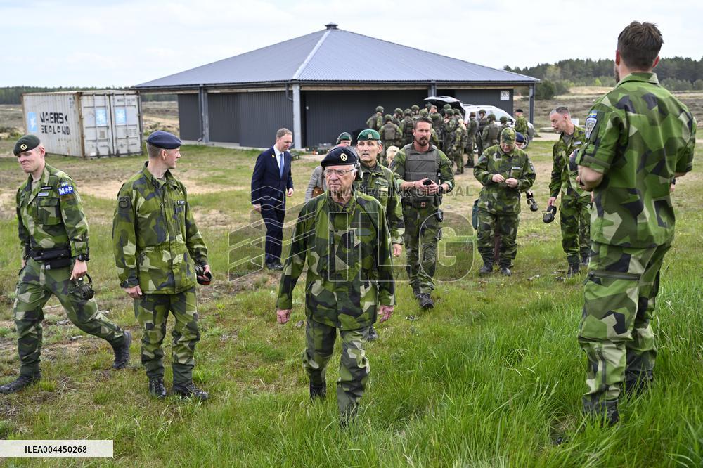 KING CARL GUSTAF VISITS SWEDISH NATO SOLDIERS