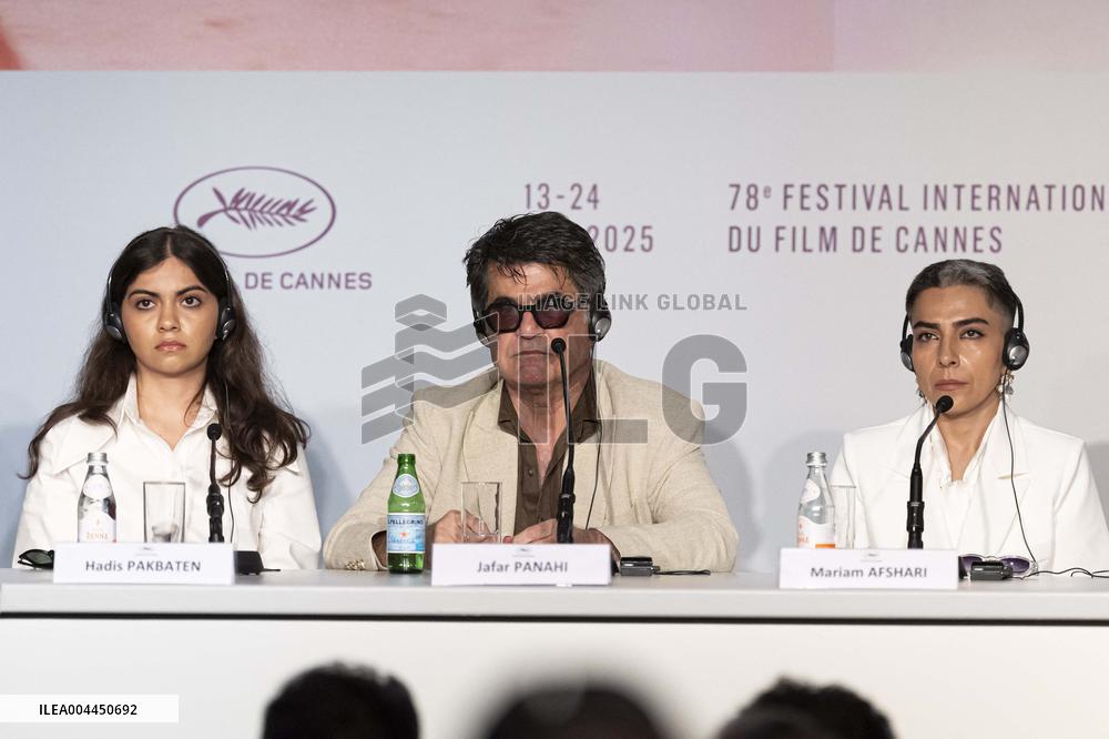 Cannes - Un Simple Accident Press Conference