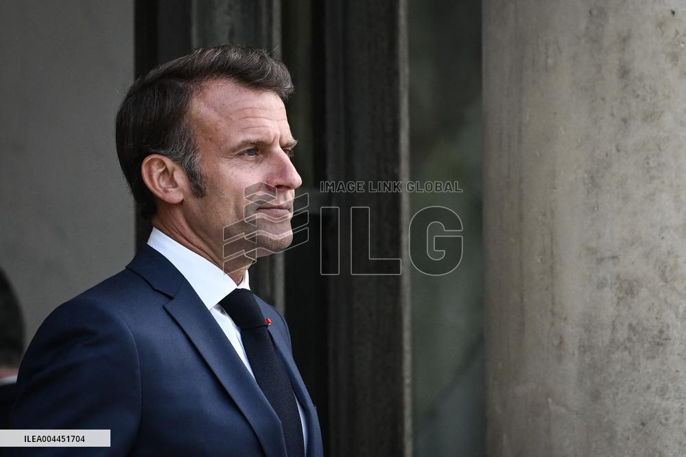 Emmanuel Macron welcomes Abiy Ahmed at the Elysee FA