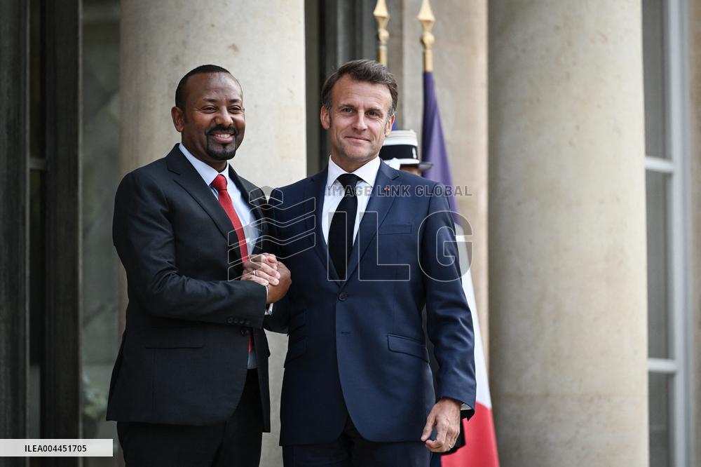 Emmanuel Macron welcomes Abiy Ahmed at the Elysee FA