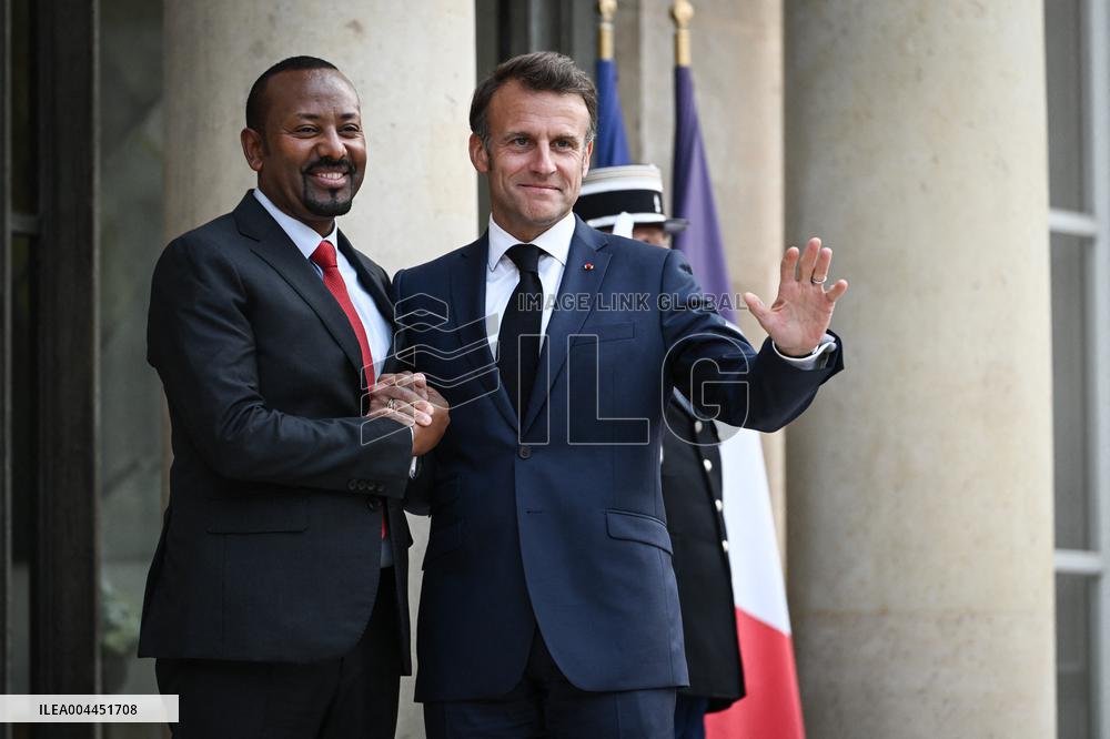 Emmanuel Macron welcomes Abiy Ahmed at the Elysee FA