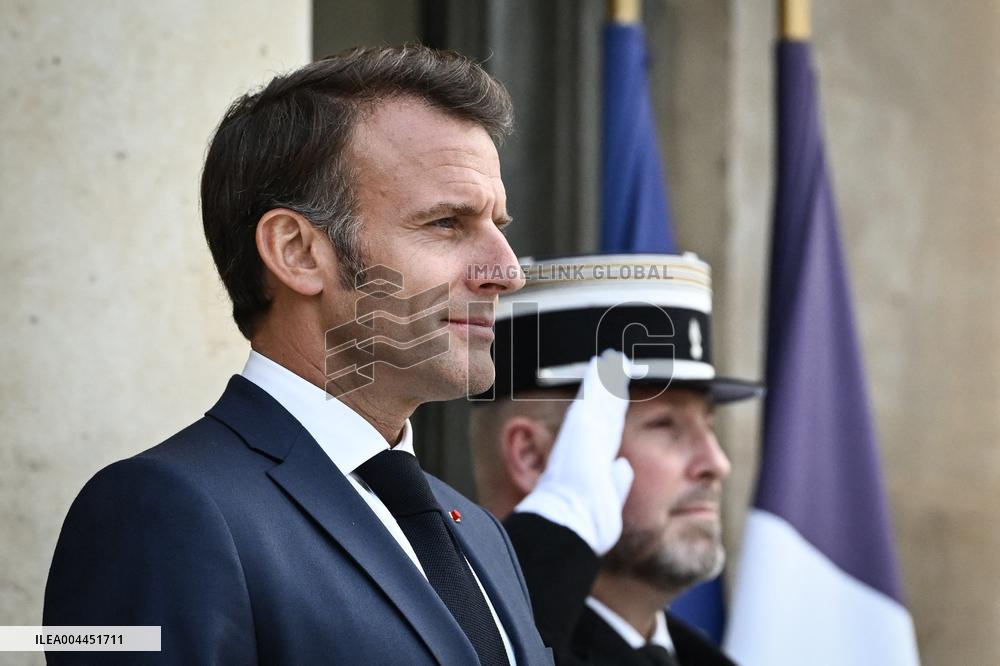 Emmanuel Macron welcomes Abiy Ahmed at the Elysee FA