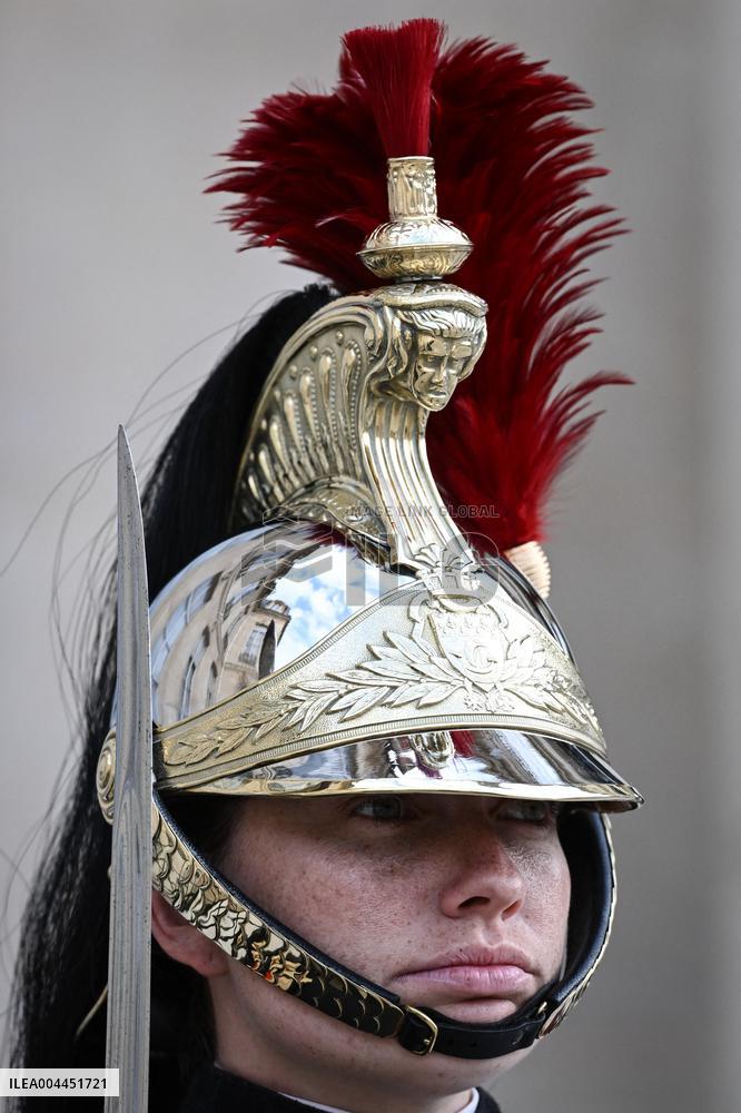 Emmanuel Macron welcomes Abiy Ahmed at the Elysee FA