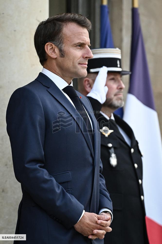 Emmanuel Macron welcomes Abiy Ahmed at the Elysee FA