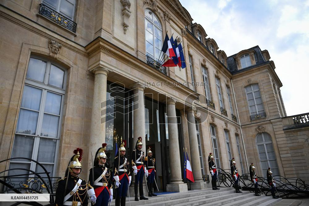 Emmanuel Macron welcomes Abiy Ahmed at the Elysee FA