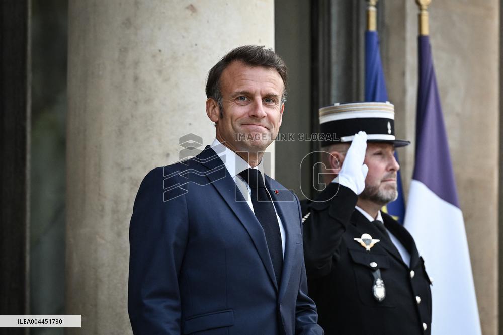 Emmanuel Macron welcomes Abiy Ahmed at the Elysee FA