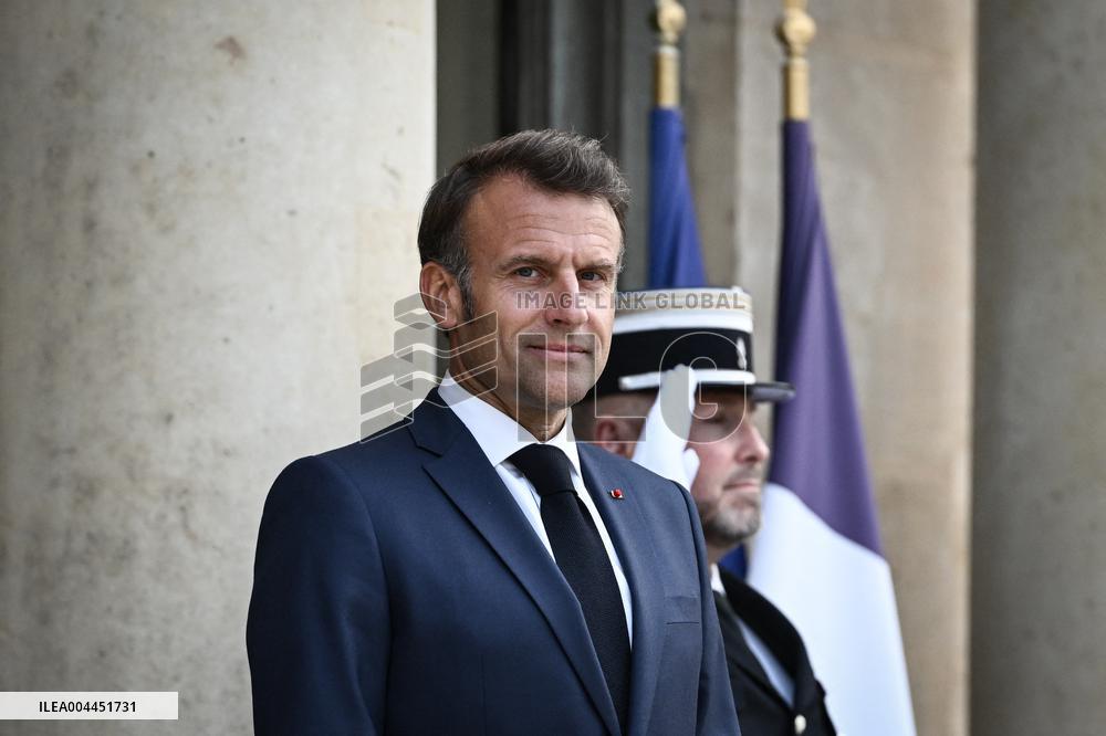 Emmanuel Macron welcomes Abiy Ahmed at the Elysee FA